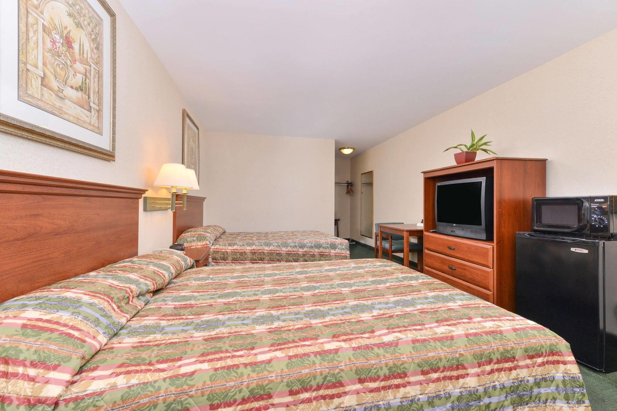 Tower Inn And Suites Of Guilford / Madison Екстер'єр фото